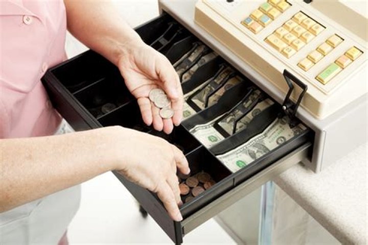 25 Things You Should Never Say to a Retail Cashier