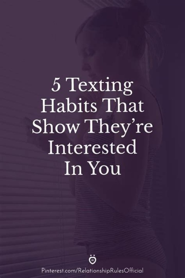 5 Texting Habits That Prove They're Attracted to You, Dating Coach Says