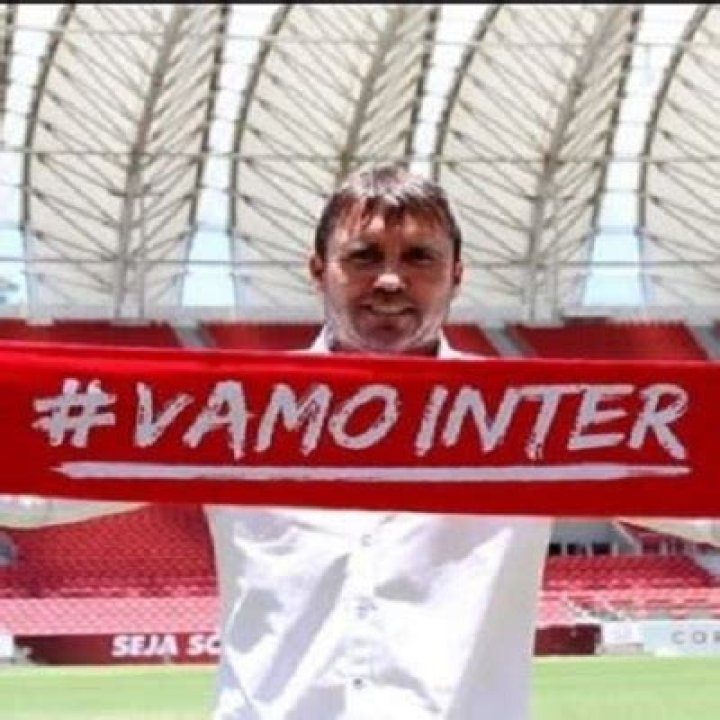 Argentine Professional Footballer Turned Manager, Eduardo Coudet Bio, Age, Net Worth, Salary, & Wife