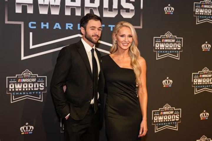 Chase Elliott Girlfriend, Net Worth, Age, Wife, Family