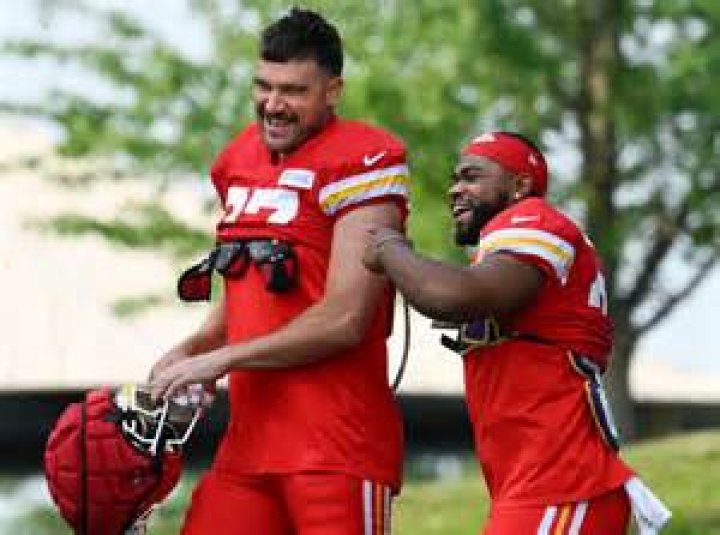 Clyde Edwards-Helaire Contract, Salary and Net worth (Age, Girlfriend, Affair, Family)