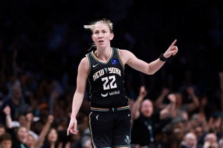 Courtney Vandersloot- WNBA player, Salary, Contract, Stats, Net worth, Lesbian, Relationship, Married, Partner, Age, Height, Family, Affair