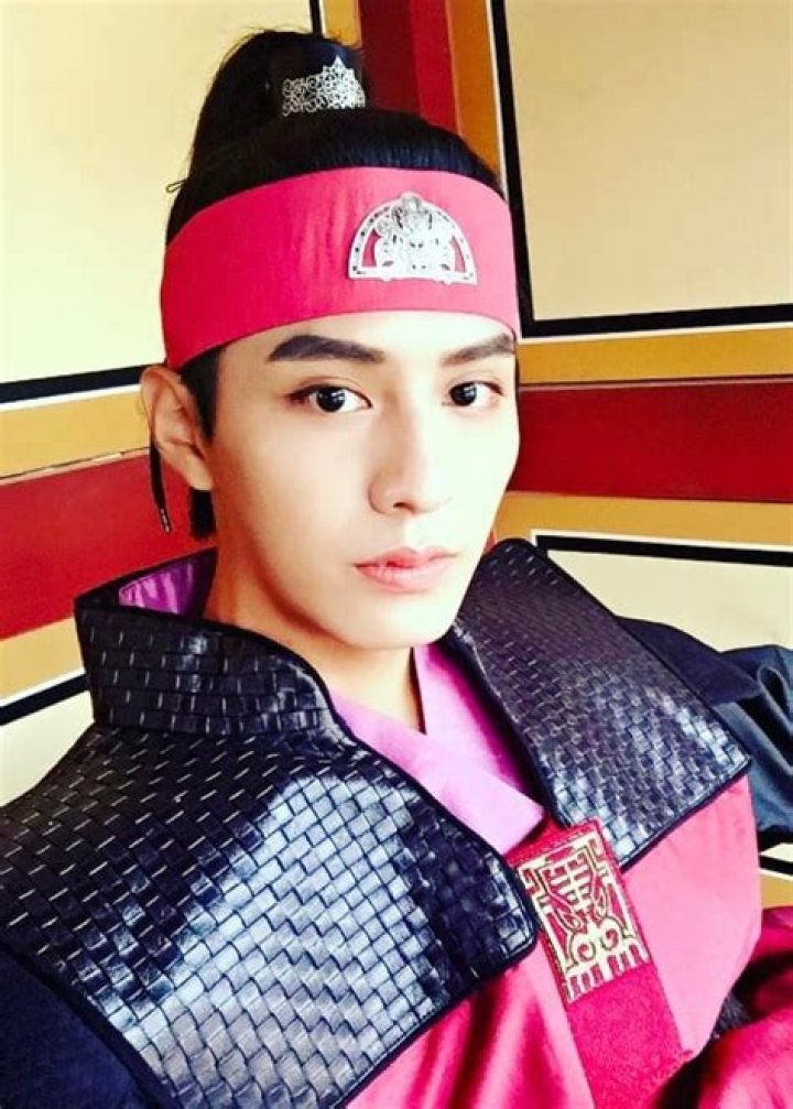 Do Ji-han Height, Weight, Age, Girlfriend, Family, Facts, Biography