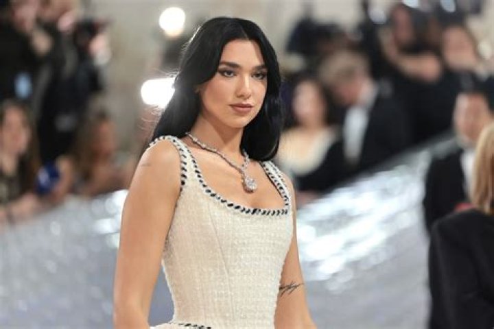 Dua Lipa Height, Weight, Age, Boyfriend, Family, Facts, Biography