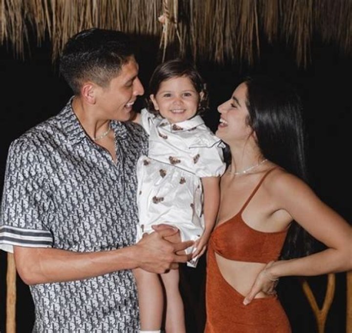 Edson Alvarez Bio, Salary, Net Worth, Wife, Daughter, FIFA 22, Jersey, Stats, Age, Height, Instagram, Tranfermrkt