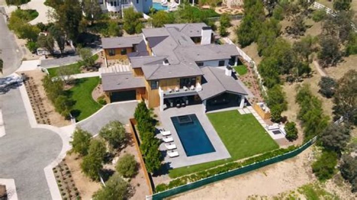 Full House Star/Convicted Felon Lori Loughlin Seeks $17.5 Million For Hidden Hills Mansion