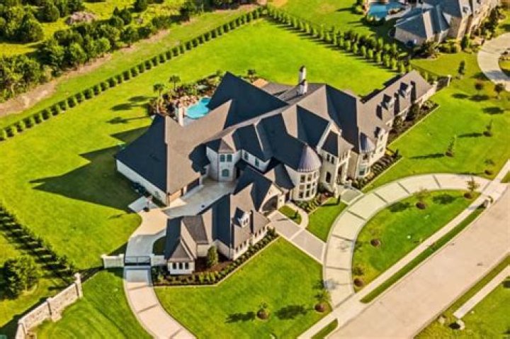 How Many Homes Does Elizabeth Warren Own?