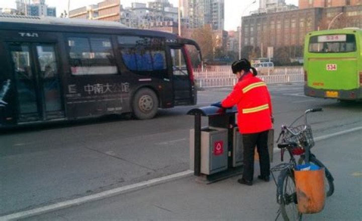 Instead Of Retiring To A Beach, This Chinese Millionaire Spends Her Days Picking Up Garbage. And It's Not A Punishment!