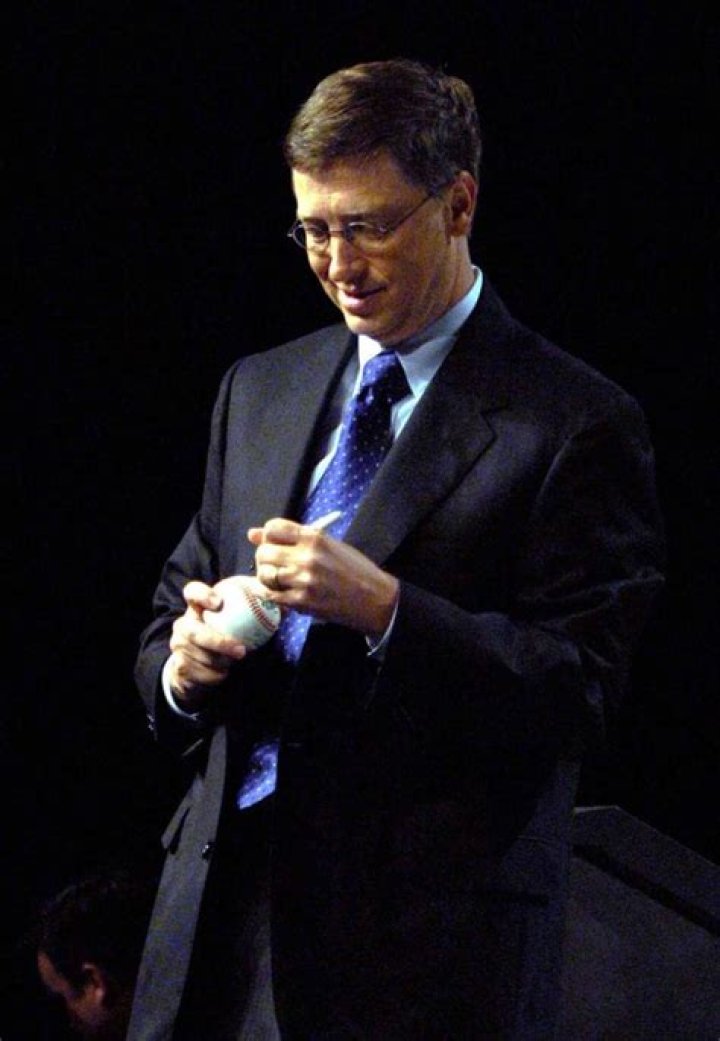 Is Bill Gates Left Handed?