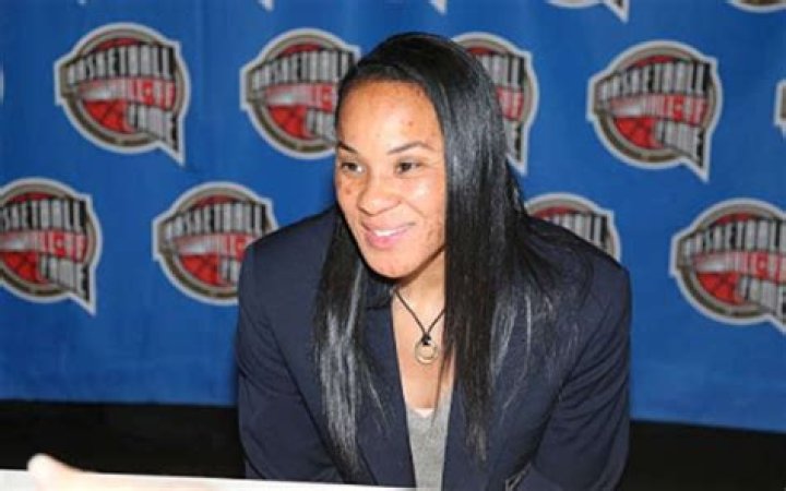 
Is Dawn Staley still Single or Married?Know in Detail About her Affairs and Relationship