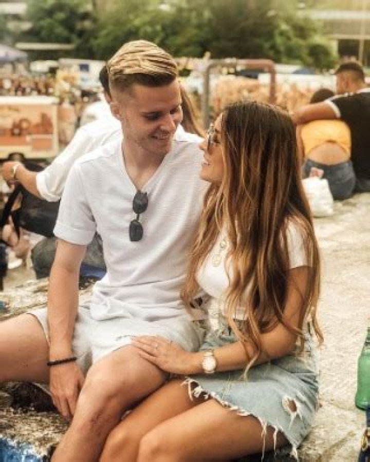 Is Nico Elvedi engaged to Alexandra? How much does he earn at Bundesliga? His earnings and salary