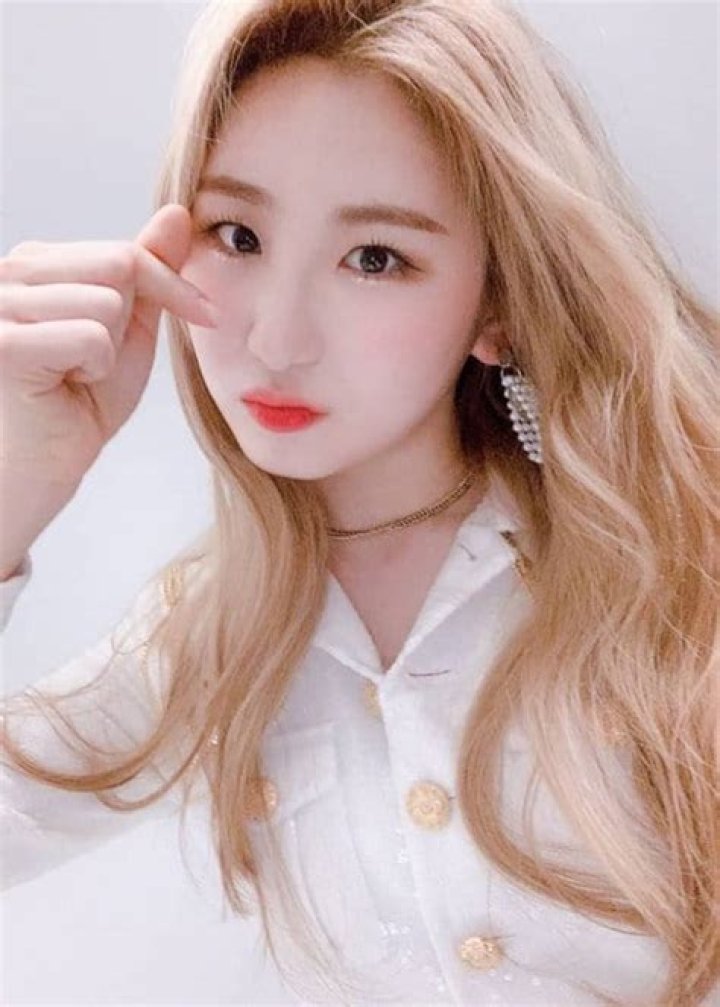 Lee Chaeyeon Height, Weight, Age, Boyfriend, Family, Facts, Biography