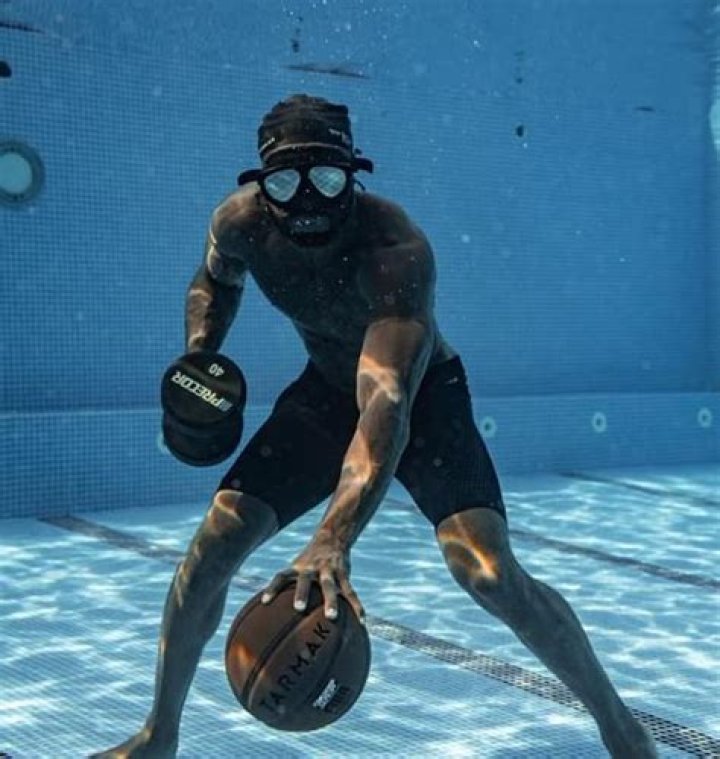 Orlando Bloom Underwater Workout