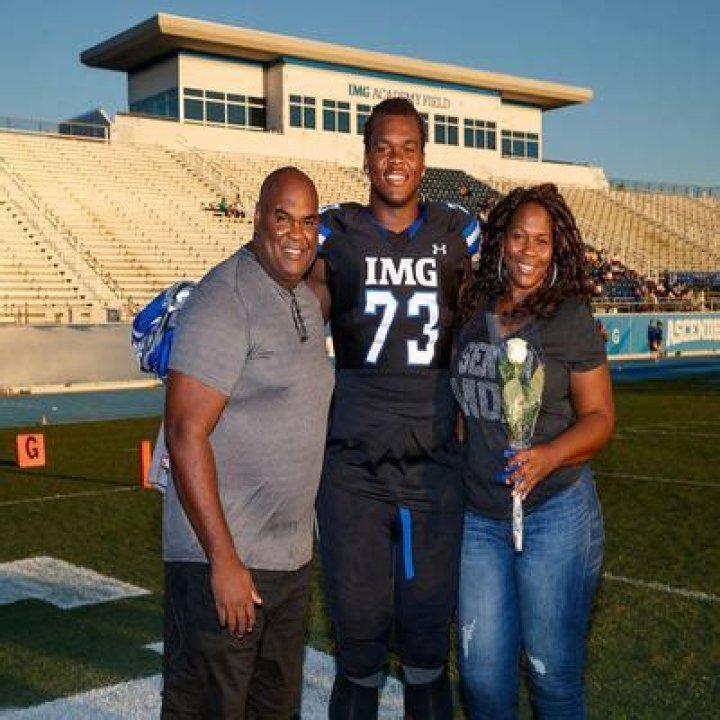 rimson Tide offensive lineman Evan Neal Biography (Age, Family, Income Source, Girlfriend, Stats)