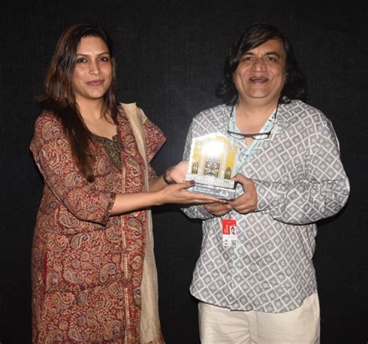 Swanand Kirkire Height, Weight, Age, Wife, Family