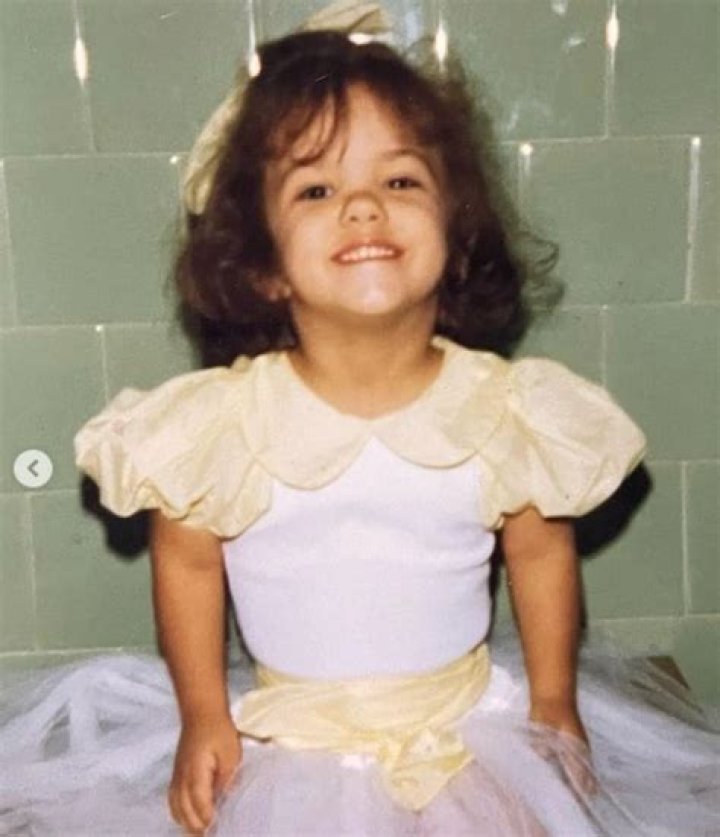 Vithoria Papel : Age, Birthday, Wiki, Bio and Family, Net...