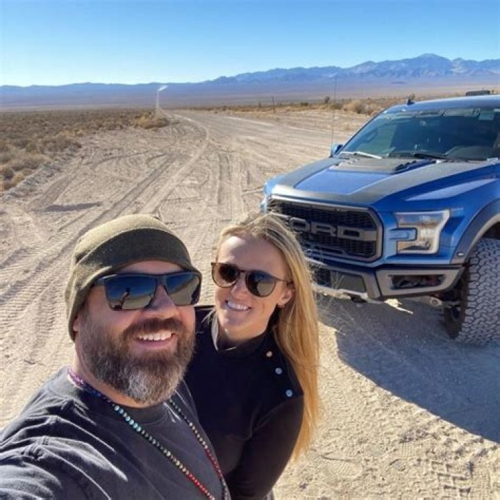 Who is Carl Olinselot Dating Now?