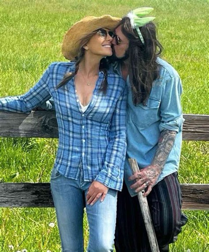 Who is Elizabeth Chambers Dating Now