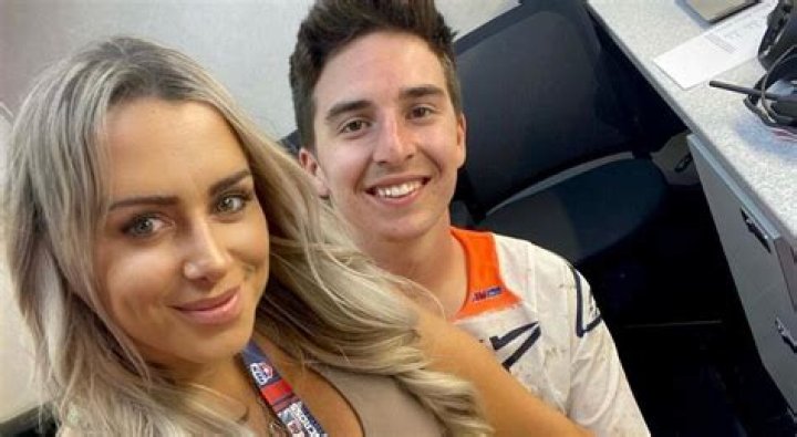 Who is Hunter Lawrence Dating Now