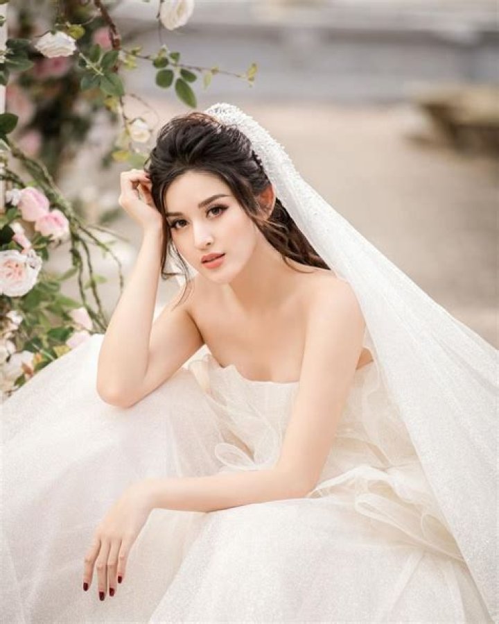 Who is Nguyen Tran Huyen My Dating Now?