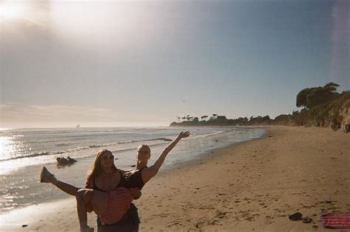 Who is Violet Summersby Dating Now