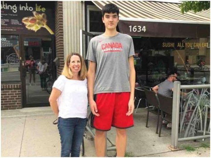 Zach Edey Projected Salary and Net worth (Bio, Age, Family, Girlfriend, Career Stats, Height, Weight)